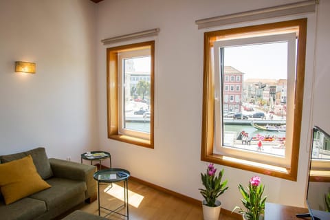 Living room, City view, Landmark view, River view