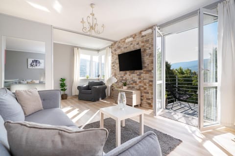 TV and multimedia, Balcony/Terrace, Living room, Seating area, Mountain view