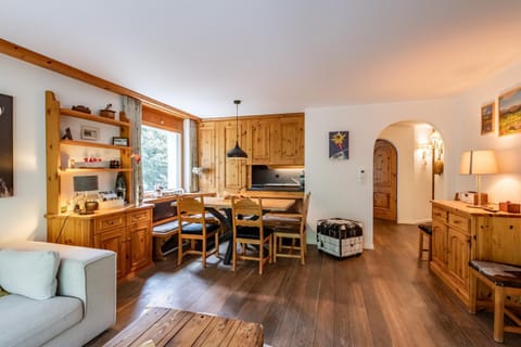 Natural landscape, Living room, Seating area, Dining area, Lunch