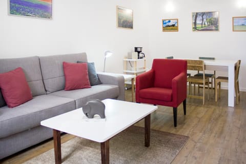 Coffee/tea facilities, Kitchen or kitchenette, Living room, Photo of the whole room, Seating area