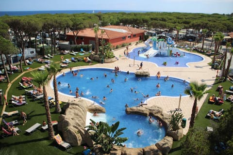 Property building, Bird's eye view, Hot Tub, Spa and wellness centre/facilities, Aqua park, Pool view, Swimming pool