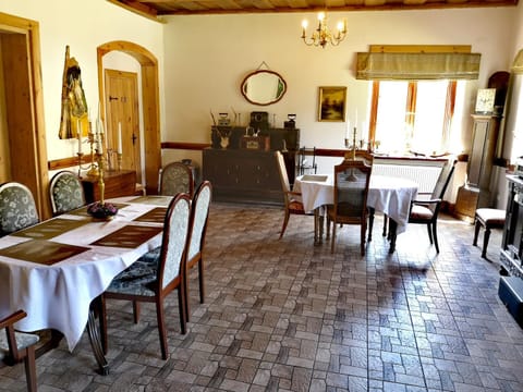 Restaurant/places to eat, Banquet/Function facilities, Dining area