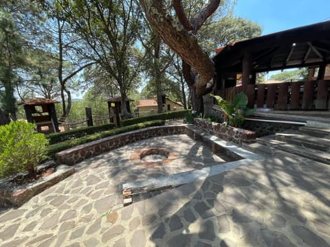 Cabaña DNellys Rosa con cancha de basquetbol Nature lodge in Mazamitla