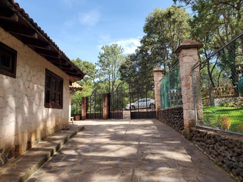 Cabaña DNellys Rosa con cancha de basquetbol Nature lodge in Mazamitla