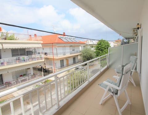 Restaurant/places to eat, Neighbourhood, Balcony/Terrace, Beach, Street view, Shopping Area