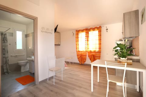 Kitchen or kitchenette, Dining area, Facility for disabled guests