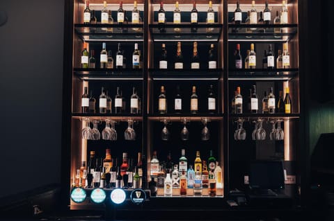 Lounge or bar, Food and drinks