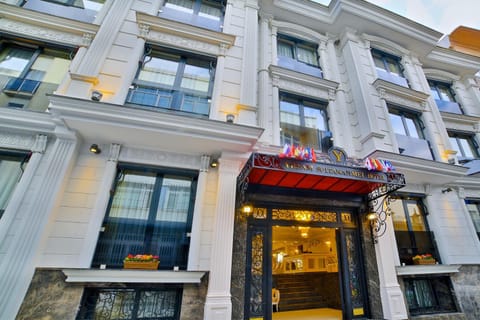 Facade/entrance