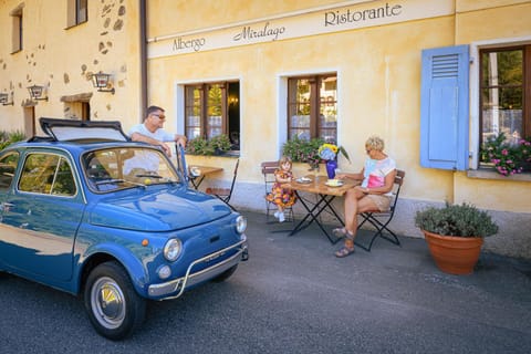 Property building, Restaurant/places to eat, Day, People, Breakfast, Location, group of guests, Parking