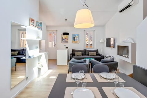 TV and multimedia, Living room, Seating area, Dining area