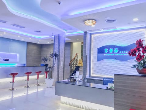 Communal lounge/ TV room, Spring, Winter, Summer, Lobby or reception, Decorative detail, Decorative detail, Autumn, On site, Sea view, young children, group of guests, Quiet street view