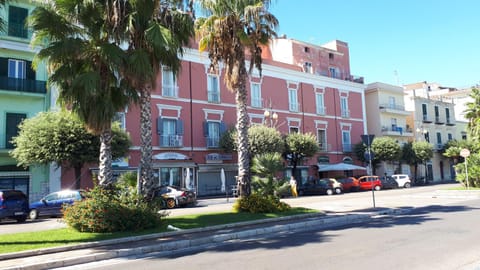 Facade/entrance, Neighbourhood