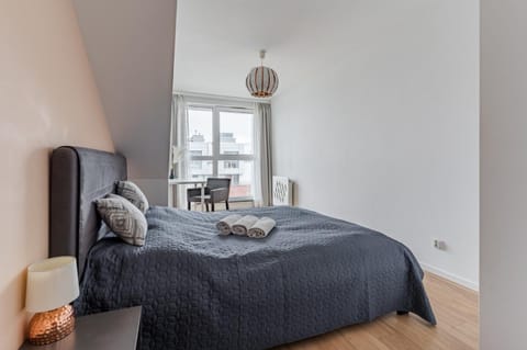 Bed, Bedroom, towels