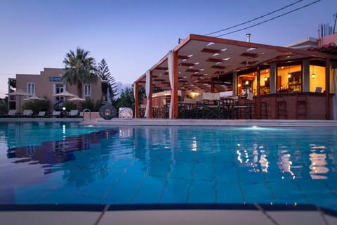 Restaurant/places to eat, Swimming pool, Swimming pool