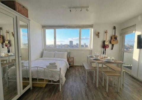 Bed, TV and multimedia, Dining area, Bedroom, City view, wardrobe