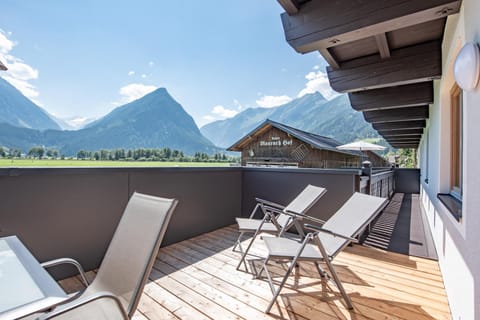 Balcony/Terrace, Garden view, Mountain view