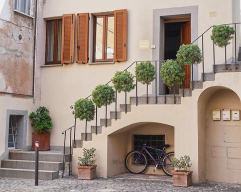 Property building, Facade/entrance, Day