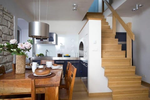 Kitchen or kitchenette, Dining area, stove