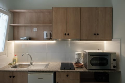 Coffee/tea facilities, Kitchen or kitchenette, stove, toaster