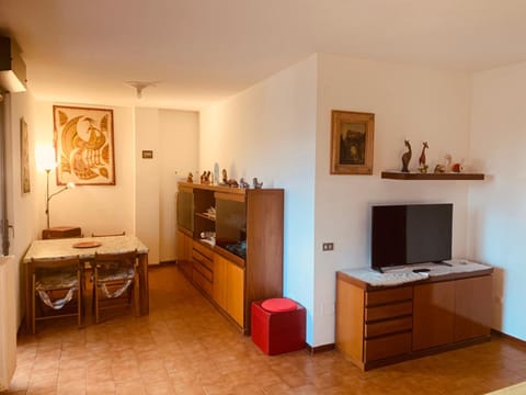 Communal lounge/ TV room, TV and multimedia, Living room, Seating area, Dining area