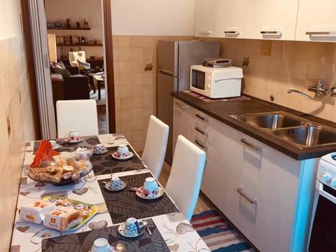 Kitchen or kitchenette, Breakfast