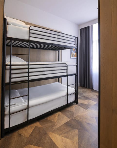 Bedroom, bunk bed