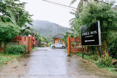 Facade/entrance, Neighbourhood, Natural landscape, Mountain view, Parking
