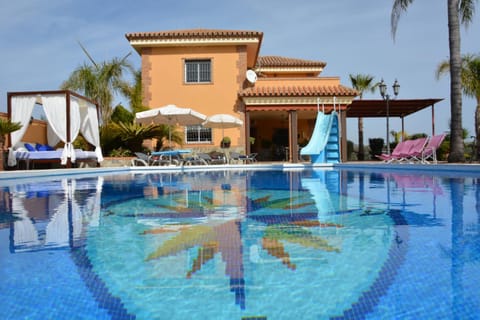 Property building, Day, Pool view, Swimming pool, sunbed