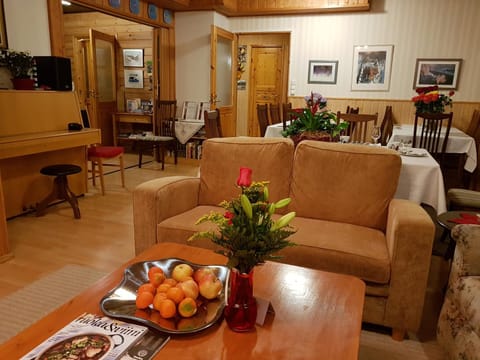 Living room, Decorative detail, Seating area