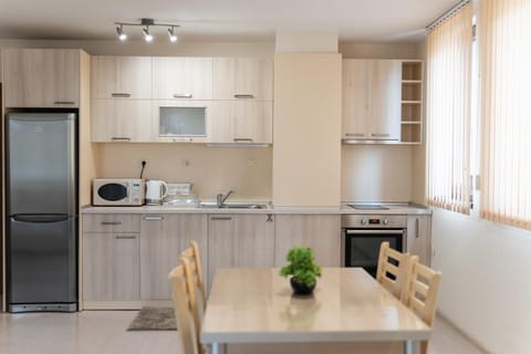 Kitchen or kitchenette, Dining area, minibar, oven