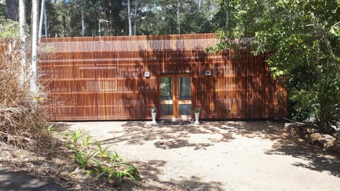 Shower, Toilet, Facade/entrance, Spring, Day, Natural landscape, BBQ facilities, Garden, Library, Bathroom, TV and multimedia, Coffee/tea facilities, Kitchen or kitchenette, Living room, Seating area, Dining area, Bedroom, On site, Garden view, Area and facilities