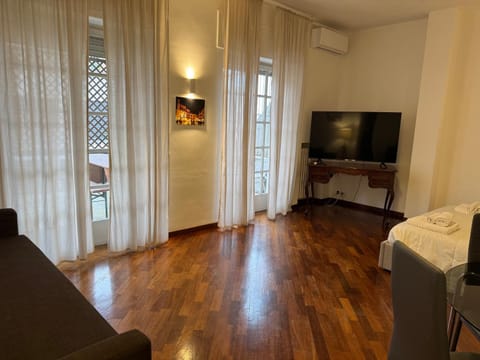 Bed, TV and multimedia, Photo of the whole room, Seating area, Bedroom