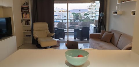 Living room, Street view