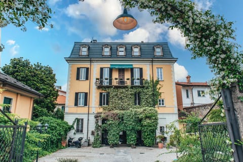 Property building, Day, Garden, Garden view