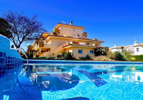 Property building, Garden, Swimming pool, Swimming pool