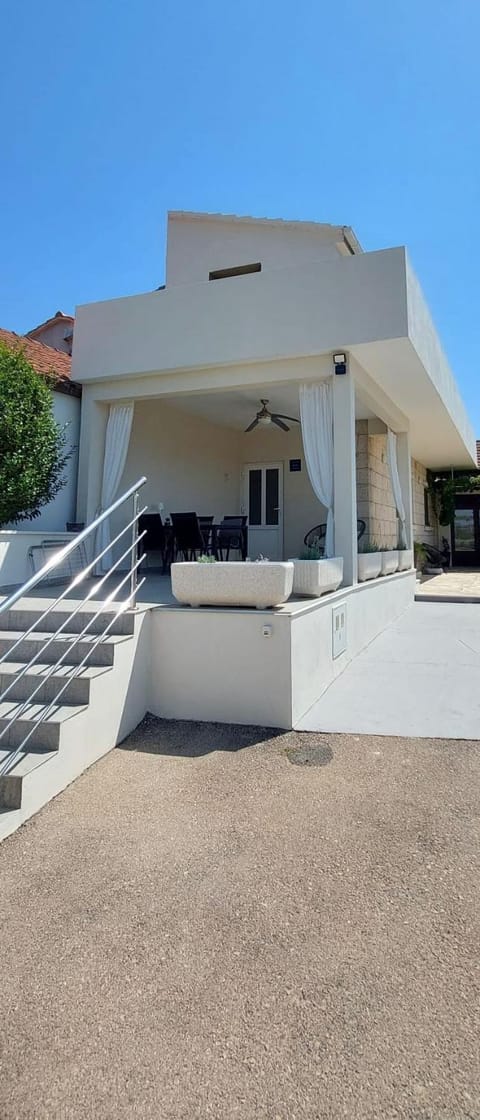 Property building, Day, Balcony/Terrace