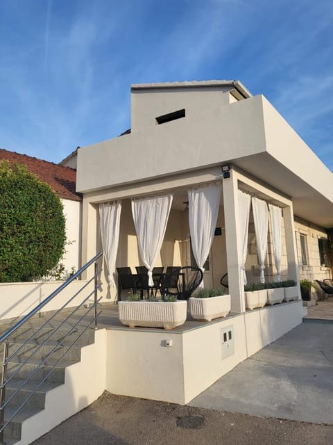 Property building, View (from property/room), Balcony/Terrace