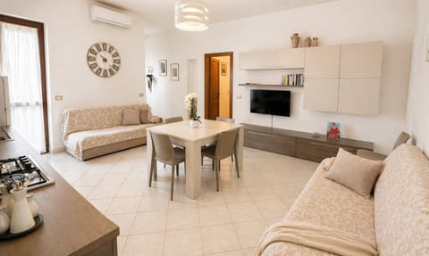TV and multimedia, Kitchen or kitchenette, Living room, Seating area, Dining area, air conditioner