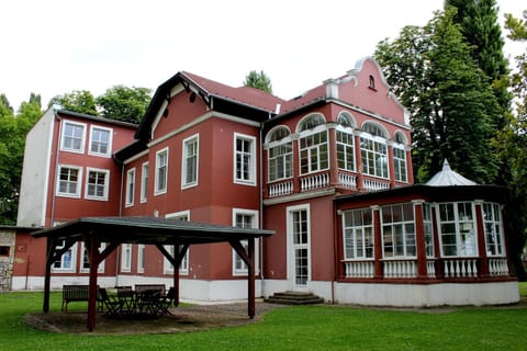 Communal lounge/ TV room, Garden, Garden view