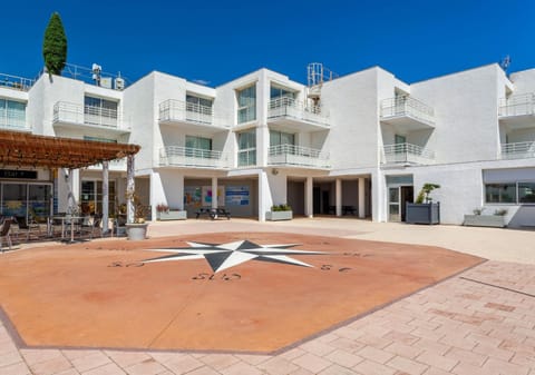 Property building, Patio, Lounge or bar, Evening entertainment, On site