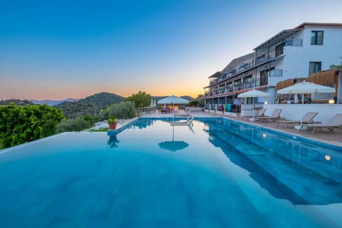 Property building, Pool view, Swimming pool, Sunrise, Sunset, sunbed
