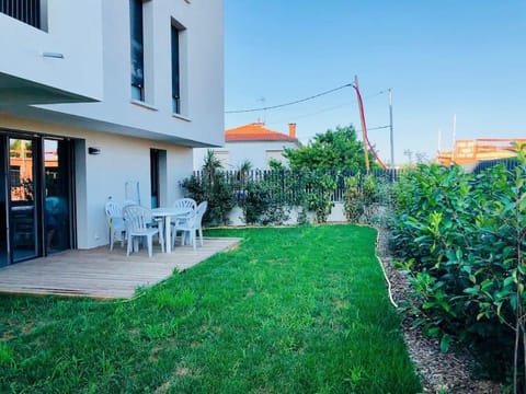 Property building, Patio, Garden, Garden, Balcony/Terrace, Garden view