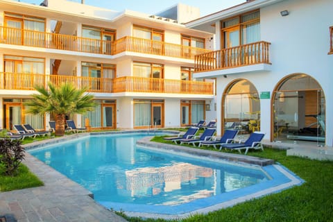 Day, Swimming pool