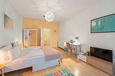 Bed, Photo of the whole room, Bedroom
