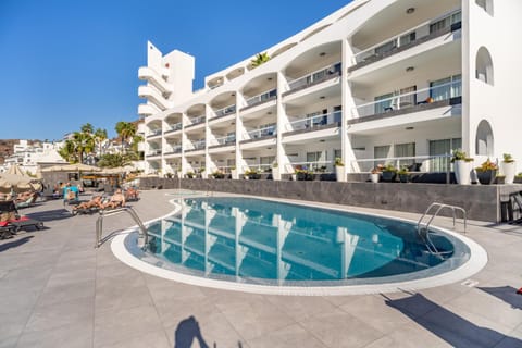 Property building, Day, Swimming pool, Swimming pool, sunbed