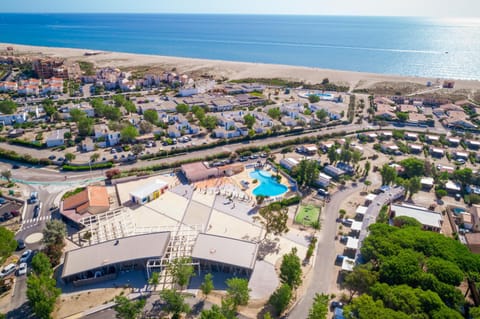 Property building, Neighbourhood, Natural landscape, Bird's eye view, Beach, City view, Pool view, Sea view, Street view, Swimming pool