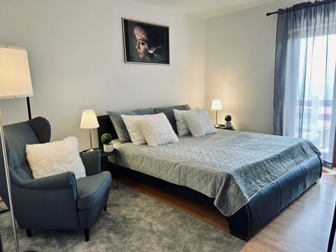 Bed, Photo of the whole room, Seating area, Bedroom