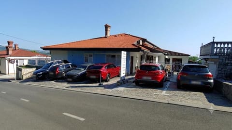 Property building, Facade/entrance, Day, Lobby or reception, Street view, Location