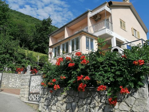 Property building, Facade/entrance, Garden, Balcony/Terrace, Mountain view, Sea view