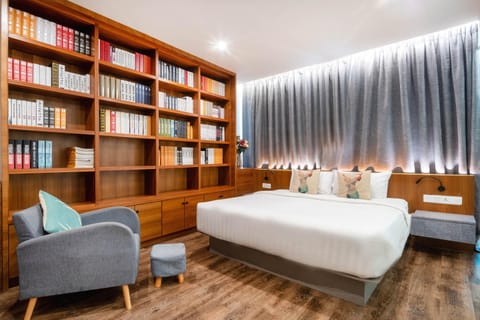 Bed, Library, Living room, Photo of the whole room, Seating area, Bedroom, hair dresser